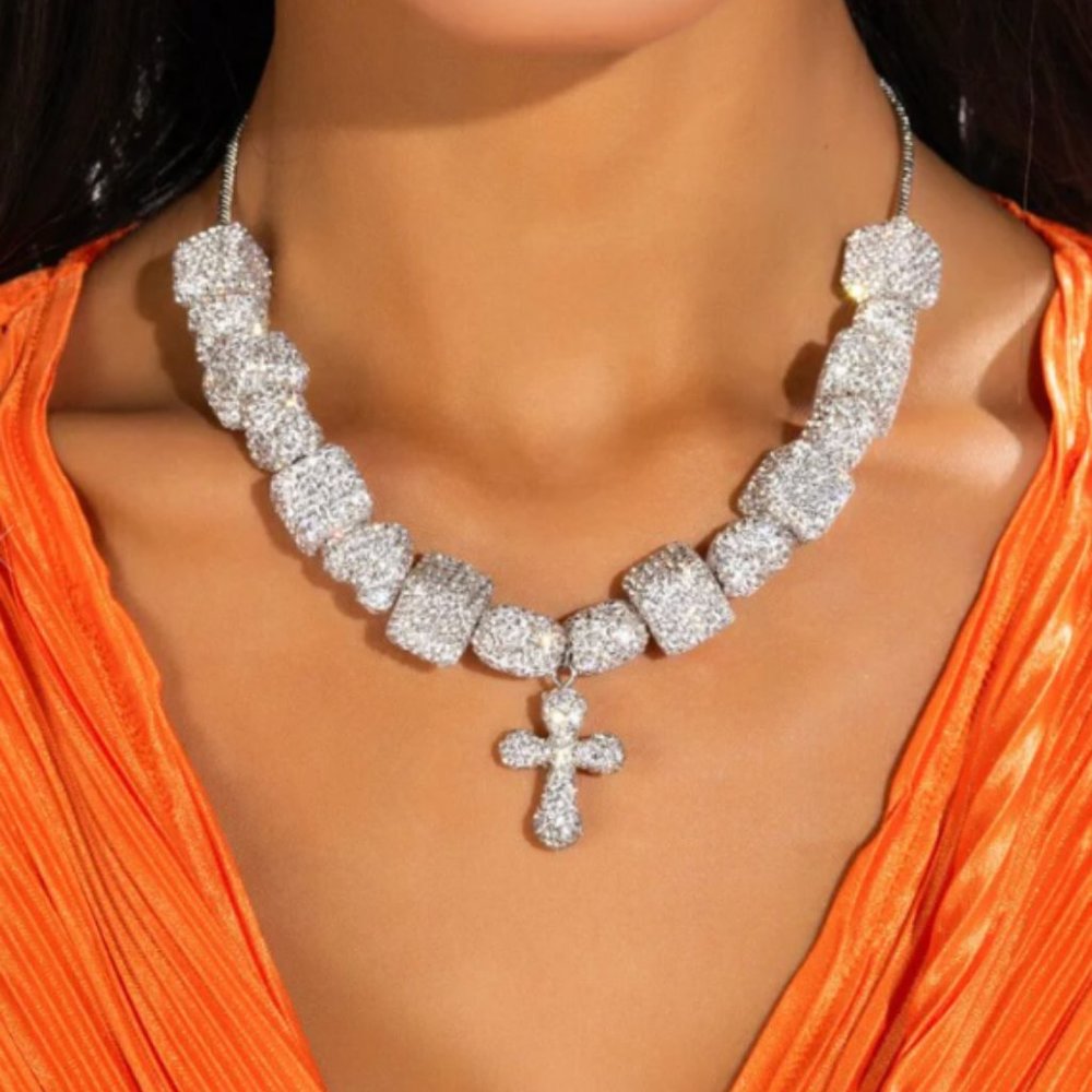 IN DROP I TRUST NECKLACE IN SILVER